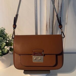 Michael Kors Sloan Editor medium leather shoulder bag in the color Acorn
